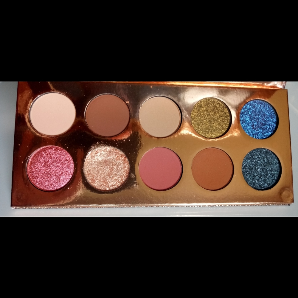 Friendcation Palette - Picture 1 of 10